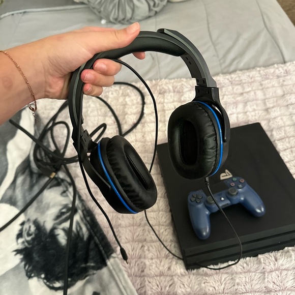 PS4 Gaming Console - Picture 4 of 15